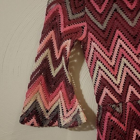 RED AND PINK CHEVRON PATTERNED DRESS WITH BELL SLEEVES, SIZE 4 - Picture 3 of 8